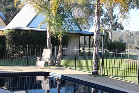 Elinike Guest Cottages - Accommodation Gladstone 0