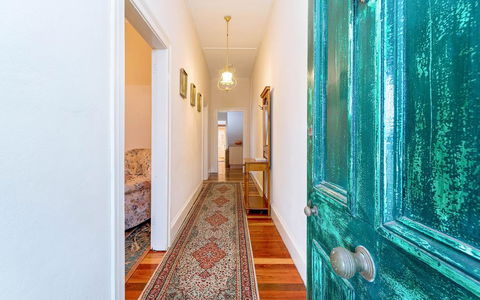 Eliza 1875 Red Brick Duplex Townhouse - Accommodation Gladstone 1