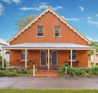 Eliza 1875 Red Brick Duplex Townhouse - Accommodation Gladstone