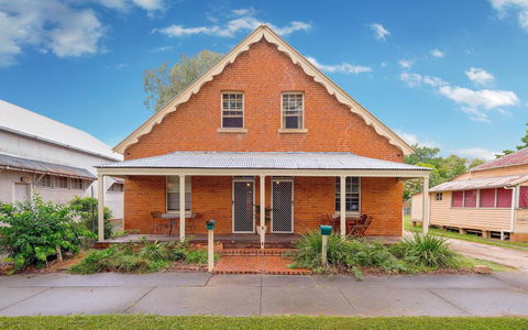Eliza 1875 Red Brick Duplex Townhouse - Accommodation Gladstone 0
