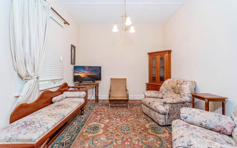 Eliza 1875 Red Brick Duplex Townhouse - Accommodation Gladstone 2