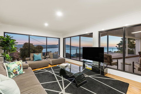 Ellerina Sea Vista Luxury Family Retreat With Sauna, Pool, Amazing Water Views, Walk To Beach - Accommodation Gladstone 3