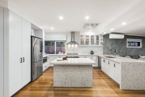 Ellerina Sea Vista Luxury Family Retreat With Sauna, Pool, Amazing Water Views, Walk To Beach - Accommodation Gladstone 2