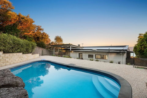 Ellerina Sea Vista Luxury Family Retreat With Sauna, Pool, Amazing Water Views, Walk To Beach - Accommodation Gladstone 0