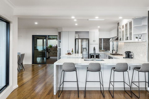 Ellerina Sea Vista Luxury Family Retreat With Sauna, Pool, Amazing Water Views, Walk To Beach - Accommodation Gladstone 1