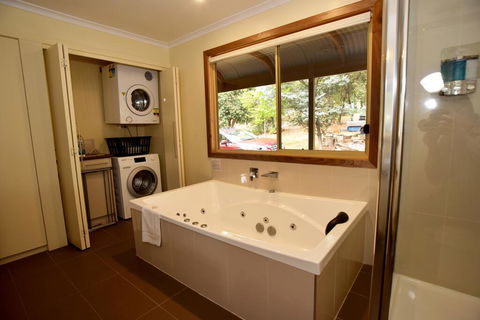 Ellimata Holiday Cottage - Accommodation Gladstone 2