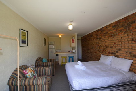 Ellswood 1 - Accommodation Gladstone 0