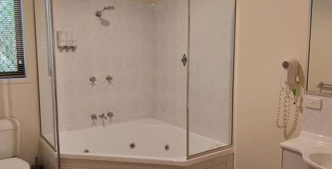 Emerald Motel Apartments - Accommodation Gladstone 2