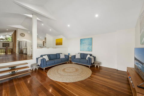 Emerald Seas Beach House - Accommodation Gladstone 1