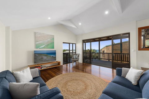Emerald Seas Beach House - Accommodation Gladstone 0