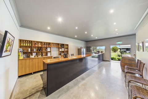 Emma's Cottage Vineyard - Accommodation Gladstone 1