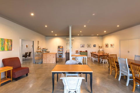 Emma's Cottage Vineyard - Accommodation Gladstone 0