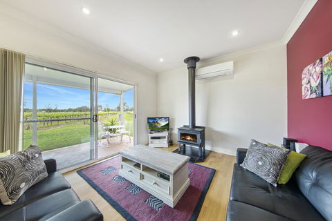 Emma's Cottage Vineyard - Accommodation Gladstone 2