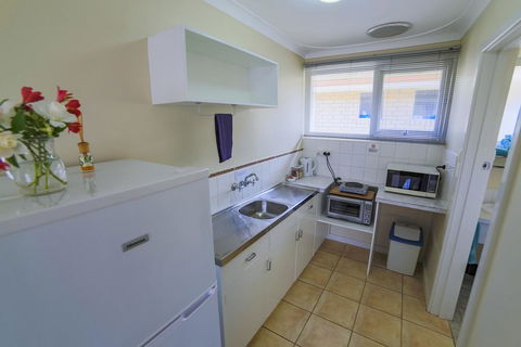 Emu Point Motel - Accommodation Gladstone 2