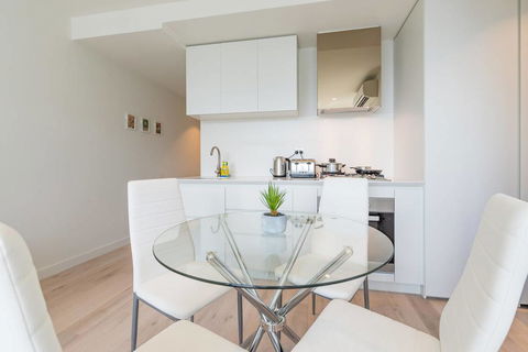 EQ Tower Luxury 1 Bedroom Central Melbourne - Accommodation Gladstone 3