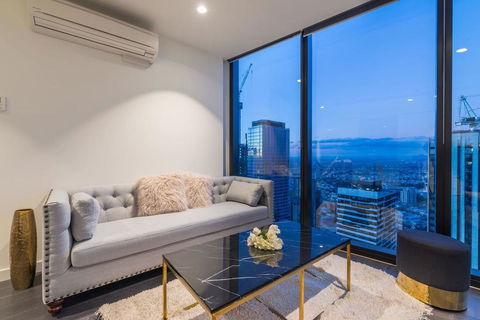 EQ Tower Luxury 2 Bedroom Skyline CBD Apartment - Accommodation Gladstone 1