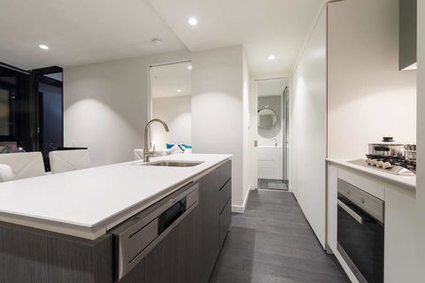 EQ Tower Luxury 2 Bedroom Skyline CBD Apartment - Accommodation Gladstone 3