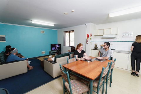 Erica Underwood House 6 Bedroom Flat - Accommodation Gladstone 3