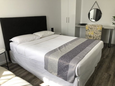 Escape On Lake - Accommodation Gladstone 0