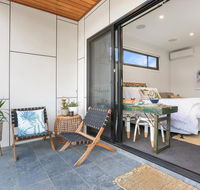 Eternity 141 - Room with private bathroom balcony bed  breakfast - Accommodation Gladstone