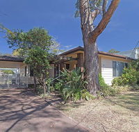 Evan's Retreat' 5 Sandy Point Road - cottage across the road from Sandy Point Beach - Accommodation Gladstone