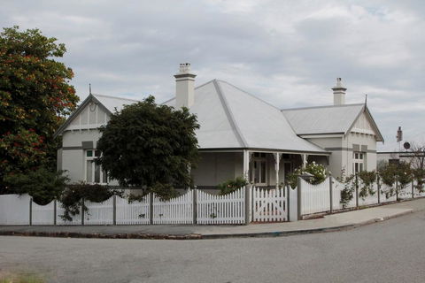 Evelyn House - Accommodation Gladstone 0