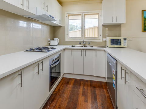 Exclusive Handy Holiday House - Accommodation Gladstone 2