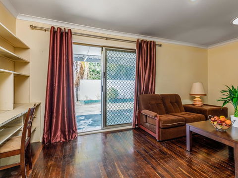 Exclusive Handy Holiday House - Accommodation Gladstone 1