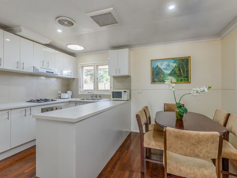 Exclusive Handy Holiday House - Accommodation Gladstone 3
