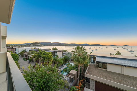 Executive On Whisper Bay - Cannonvale - Accommodation Gladstone 2