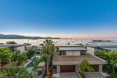 Executive On Whisper Bay - Cannonvale - Accommodation Gladstone 3
