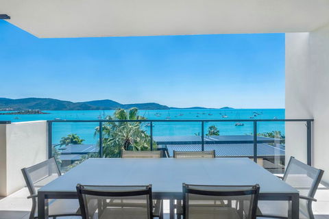 Executive On Whisper Bay - Cannonvale - Accommodation Gladstone 0