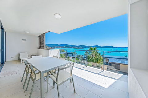 Executive On Whisper Bay - Cannonvale - Accommodation Gladstone 1