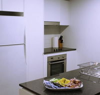 Executively Styled 2 Bed 2 Bath Perfect Location - Accommodation Gladstone