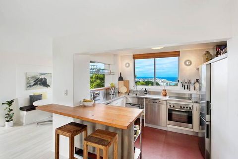 Experience Bondi Beach As Your Backdrop - Accommodation Gladstone 3