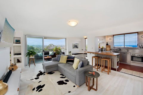 Experience Bondi Beach As Your Backdrop - Accommodation Gladstone 0