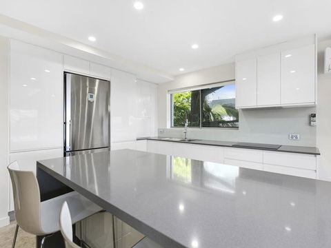 Exquisite Penthouse With Views To Laguna Bay - Unit 3 Taralla 18 Edgar Bennett Avenue - Accommodation Gladstone 1
