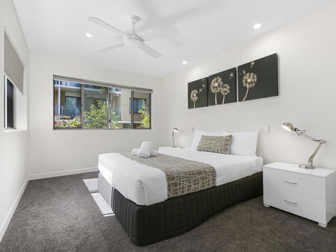 Exquisite Penthouse With Views To Laguna Bay - Unit 3 Taralla 18 Edgar Bennett Avenue - Accommodation Gladstone 2