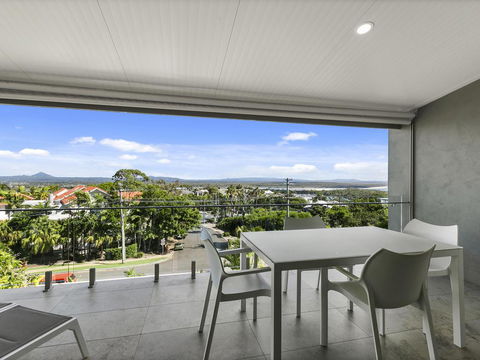 Exquisite Penthouse With Views To Laguna Bay - Unit 3 Taralla 18 Edgar Bennett Avenue - Accommodation Gladstone 0