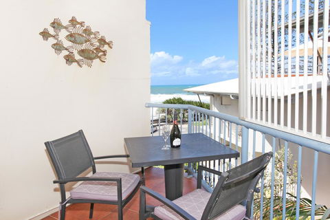 FABULOUS BEACHFRONT POSITION - Accommodation Gladstone 1