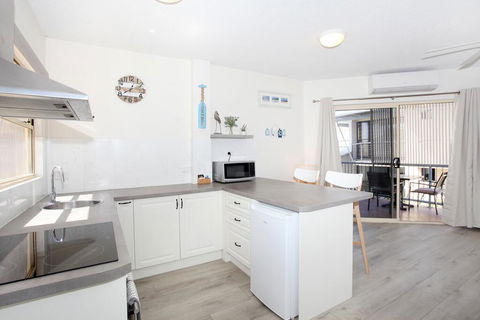 FABULOUS BEACHFRONT POSITION - Accommodation Gladstone 3