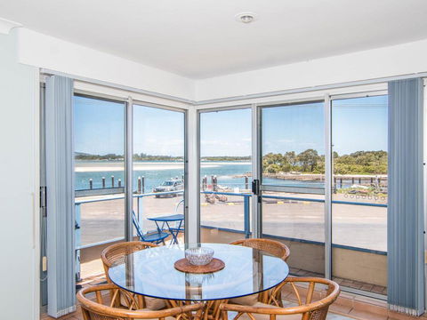 Fairholme 8, Perfect Lakefront Position - Accommodation Gladstone 3