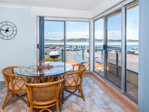 Fairholme 8, Perfect Lakefront Position - Accommodation Gladstone 0
