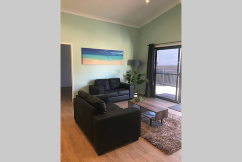FAIRVIEW COTTAGE 25B - Waterfront Accommodation - Accommodation Gladstone 1