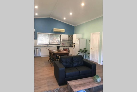FAIRVIEW COTTAGE 25B - Waterfront Accommodation - Accommodation Gladstone 3