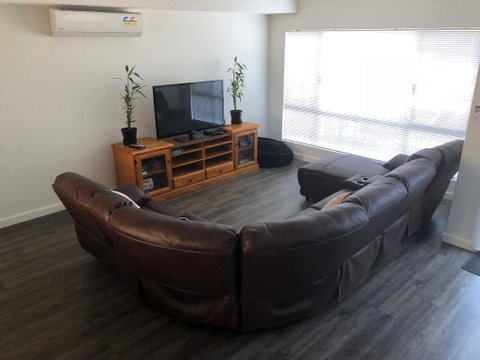 Falcon Bay 4x4 Townhouse - Accommodation Gladstone 0