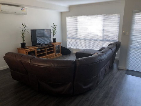 Falcon Bay 4x4 Townhouse - Accommodation Gladstone 1