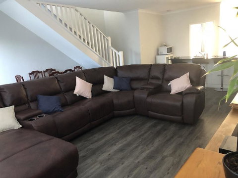 Falcon Bay 4x4 Townhouse - Accommodation Gladstone 3