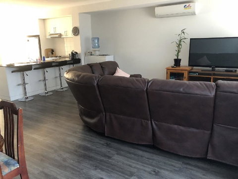 Falcon Bay 4x4 Townhouse - Accommodation Gladstone 2