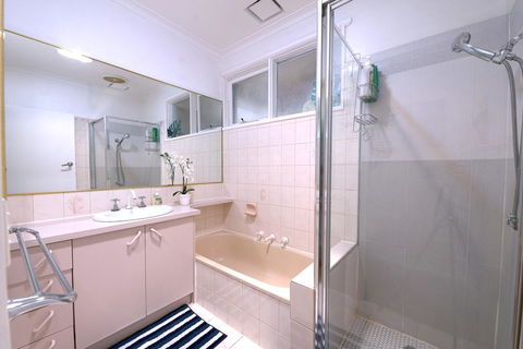 Family Home In Prime Location Melbourne - Accommodation Gladstone 2